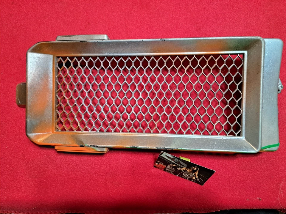 Honda Shadow VT500 H1373 1984. Cubierta protectora rejilla radiador plástico OEM Foto 2 de 4