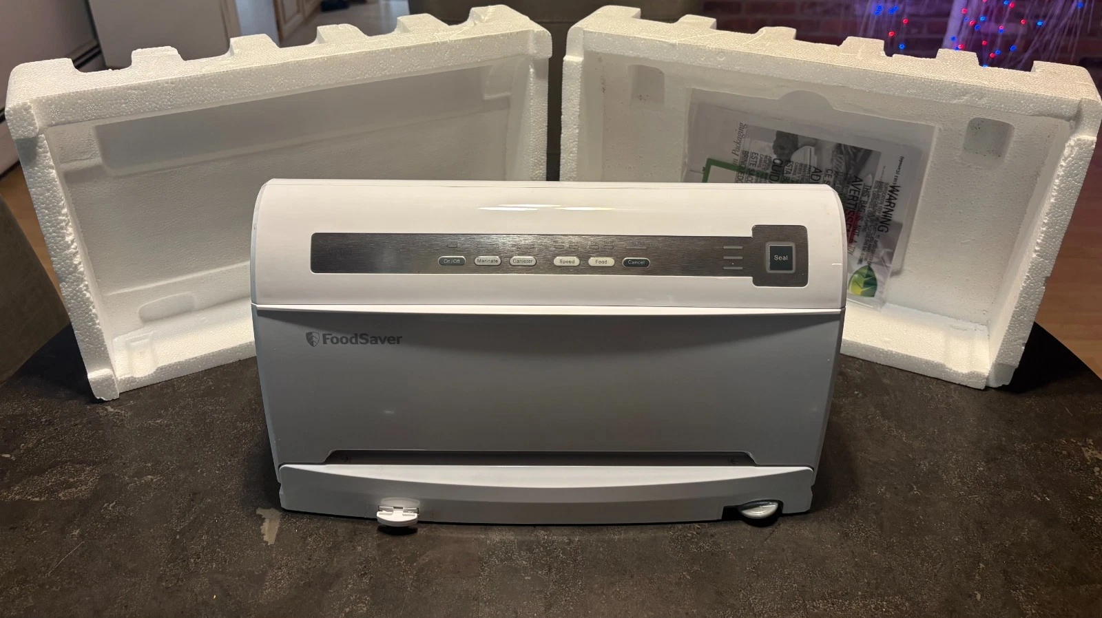 FoodSaver 9.5-in H x 16-in W x 5.2-in D White Vacuum Sealer