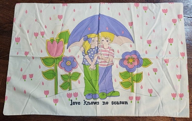 Vtg 70s friendship pillowcase, standard size "love knows no season" 
