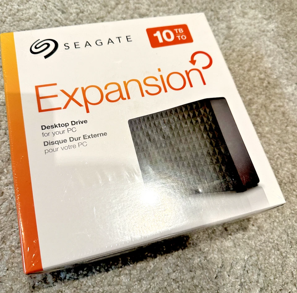 Zum Verkauf steht eine nagelneue, ungeöffnete externe Festplatte von Seagate. Mo