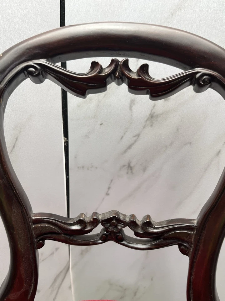 Silla de muñeca estilo victoriano con respaldo de globo - 17,75” de alto, tallada a mano indonesia Foto 4 de 4