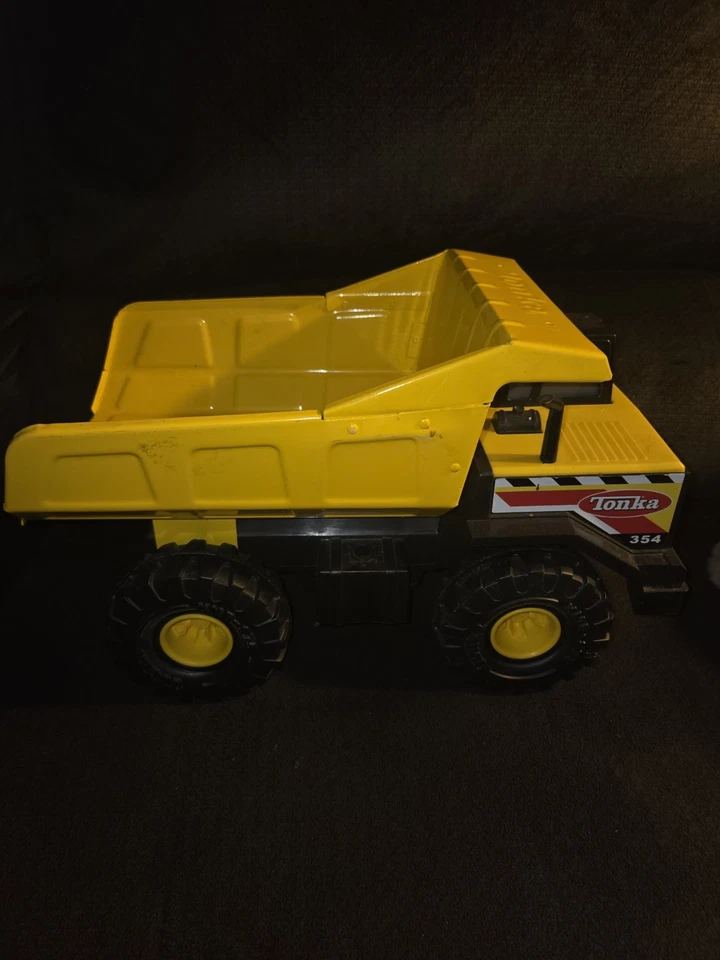 Camión de volteo Tonka Mighty 354 camión de juguete Caterpillar 2012 Hasbro grande Foto 2 de 4