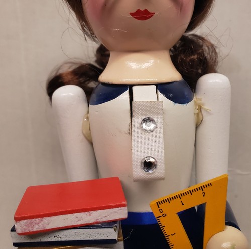 Schiaccianoci di Natale in legno, 16", INSEGNANTE DONNA BIANCA CON LIBRI E RIGHELLO, Ashland - Foto 5 di 11