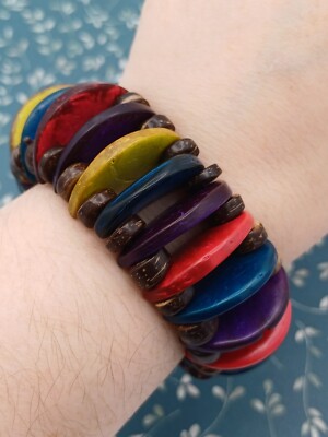 Schönes klobiges buntes Stretch-Armband mit Kokosnussschalenperlen