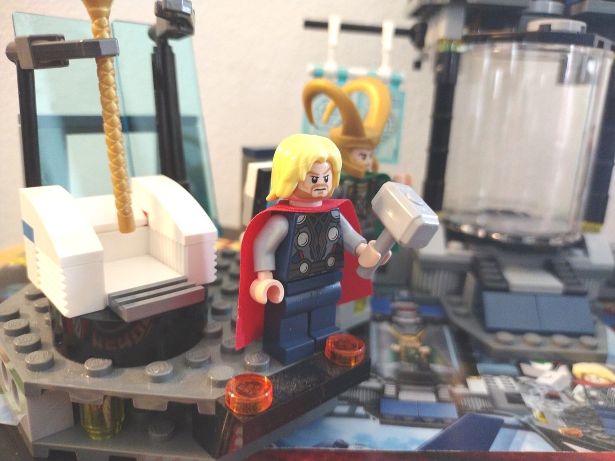 Avengers 2012 LEGO Set 6668 Complete With Instructions And Comics