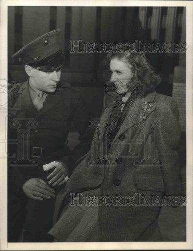1943 Press Photo Private Marine Corp Albert Schmid With His Fiance Ruth Hartley