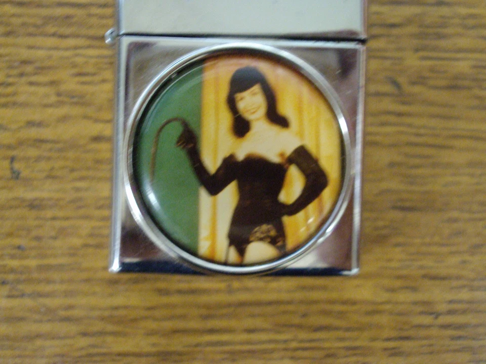 Vintage P.I.I. Encendedor Clásico Sado Látigo Dama Raro Rara vez Visto Foto 2 de 4