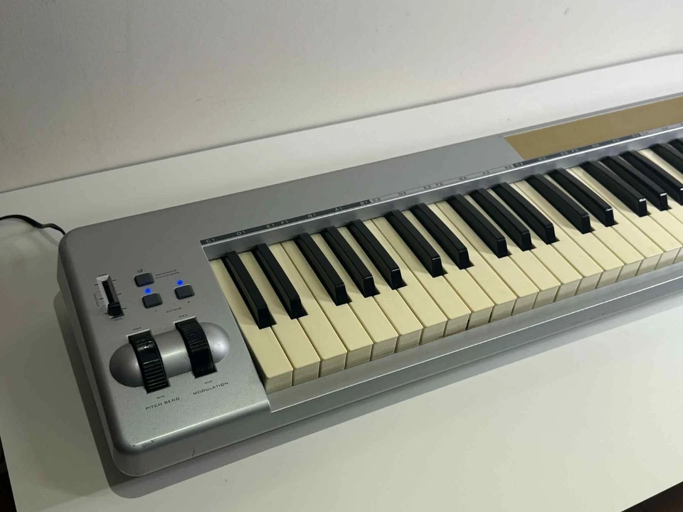 M‑Audio Keystation 61 es MIDI Keyboard Controller - Semi-Weighted Keys - Image 4 of 4
