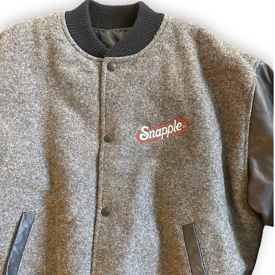 Chaqueta de cuero bordada Snapple Varsity de colección rara mangas XL Foto 4 de 4
