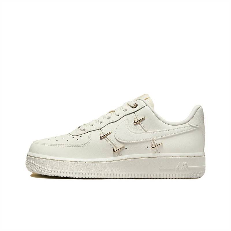 Nike Air Force 1 ホワイト ゴールドアクセント Nike Air Force 1 '07 LX Low Mini Swoosh - Metallic Gold W - FV3654
