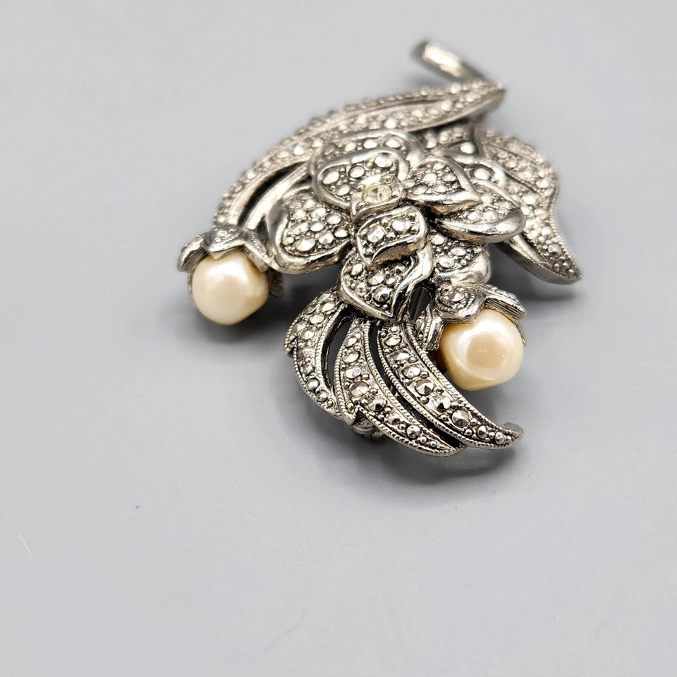 KJL for AVON Silver Tone Faux Baroque Pearl Marcasite Brooch - Image 4 of 4