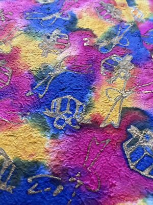 Großes Handarbeit Blatt Batiq Maulbeer Papier 100 cm x 50 cm rosa blau gelb & gold