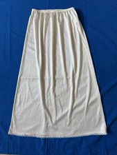 Vintage Wonder Maid Half Slip Womens SIZE MED Ivory Antron III Nylon MADE IN USA