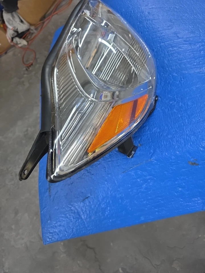 2004-2005 ПРАВАЯ ПАССАЖИРСКАЯ БОКОВАЯ ФАРА ДЛЯ TOYOTA SIENNA TYC. - Изображение 2 из 4