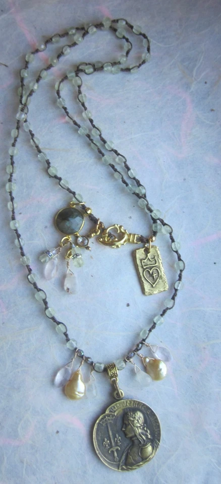 Collar Artesanal Juana de Arco Prehnita Colgante de Bronce por Princesa Campesina Foto 2 de 4