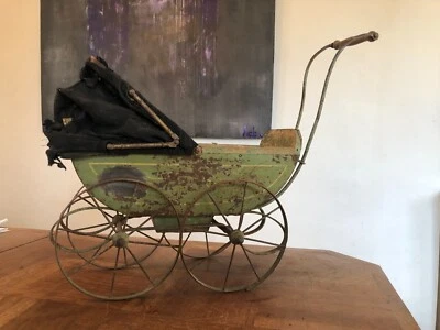 TRÈS ANCIEN PETIT LANDAU POUR POUPÉE EN BOIS CARÉNÉ EN MÉTAL, A RESTAURER - Photo 1/4