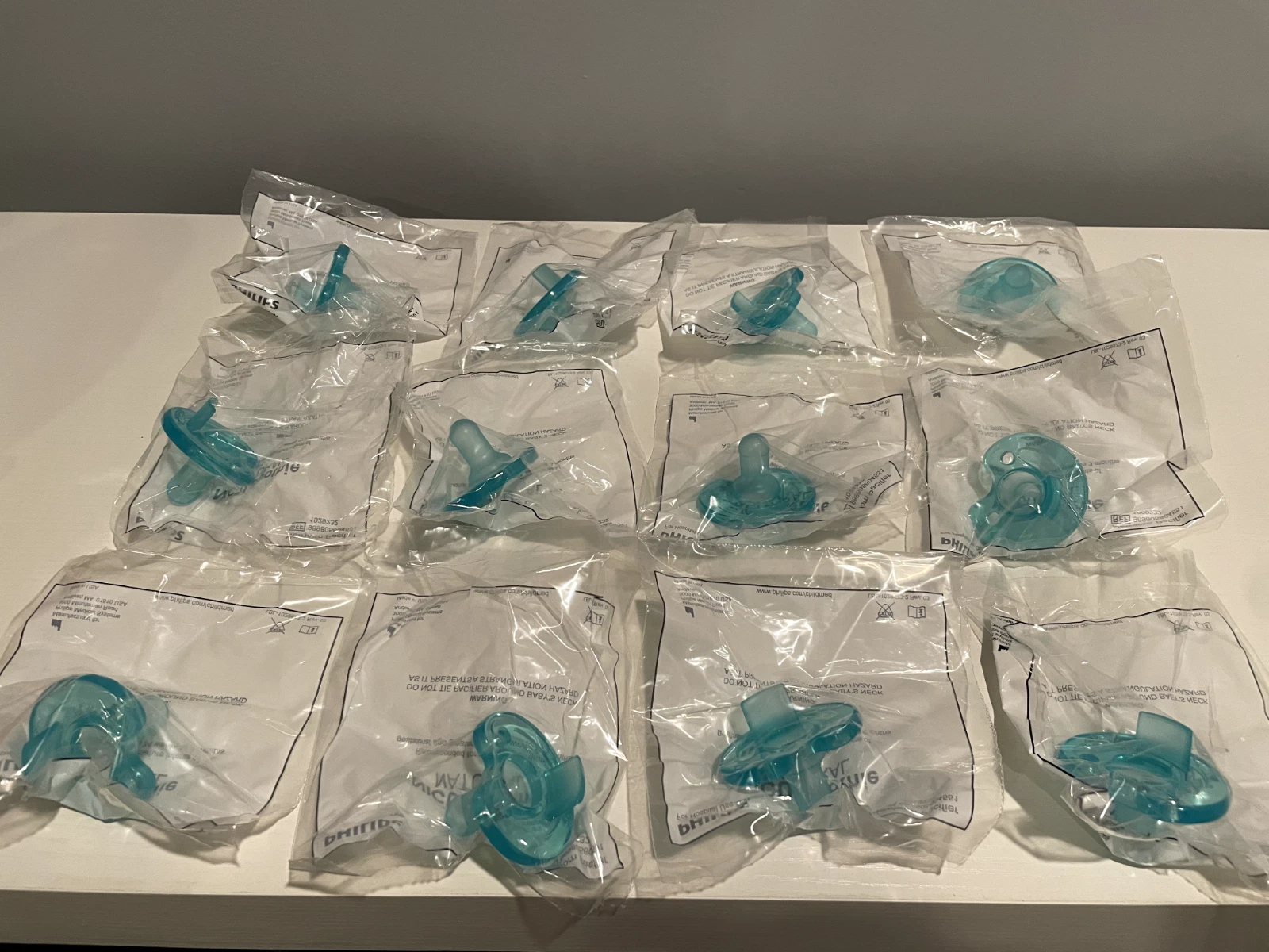 Pack of 12 Philips Notched Newborn NICU Soothie Pacifier, Green, Natural Scent
Opens in a new window
