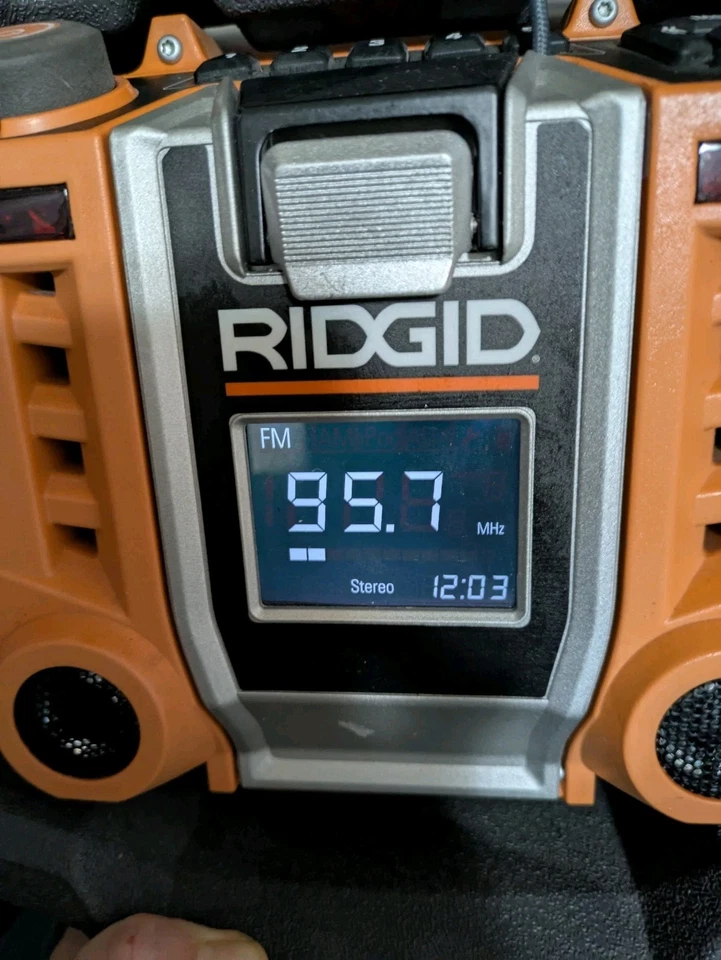 Radio boombox para sitio de trabajo RIDGID modelo R84082 armadura de montaje de choque Foto 2 de 4