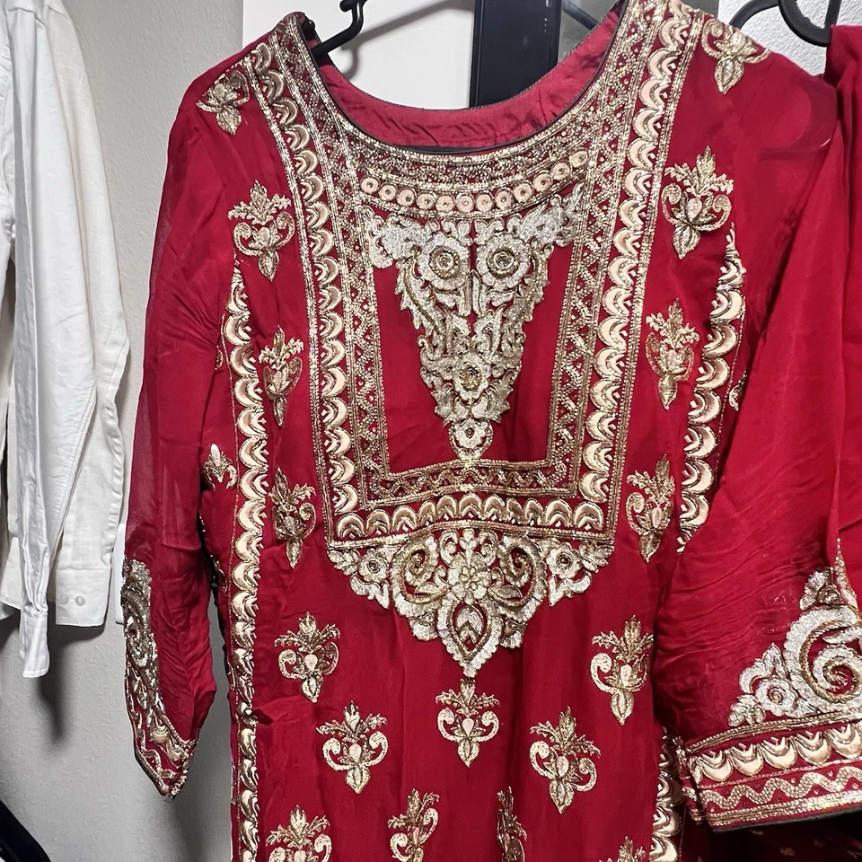 Hermoso Conjunto de Traje de Tela de Algodón de Diseñador Estampado Color Rojo Anarkali 3 Piezas Foto 2 de 4