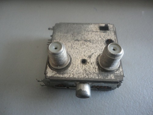 DAEWOO RF MODULATOR OEM 97P7206800 MAK2A704 USED IN VARIOUS VCR MODELS - Picture 2 of 2
