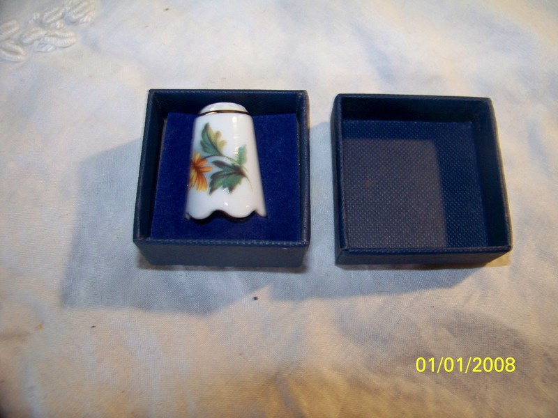 VINTAGE THIMBLE REUTTER PORZELLAN NOVEMBER  CHRYSANTHEMUM FLOWER GERMANY NIB