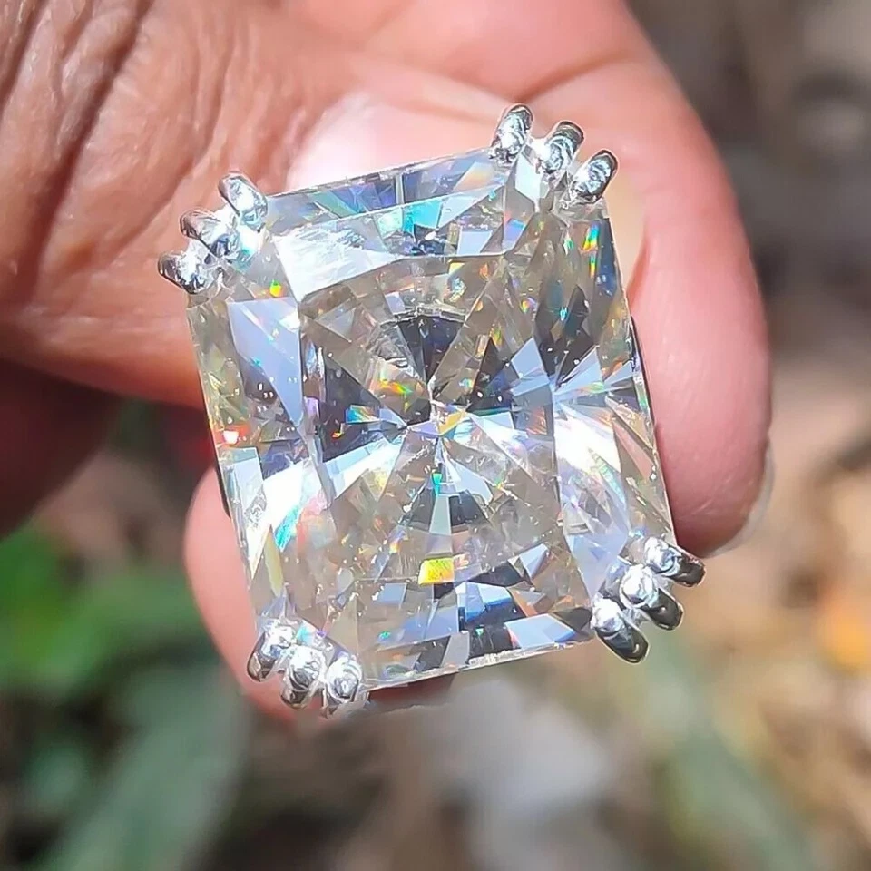 Anillo solitario de oro blanco de 14 k con diamantes de corte radiante certificados de 22,70 quilates Foto 2 de 4