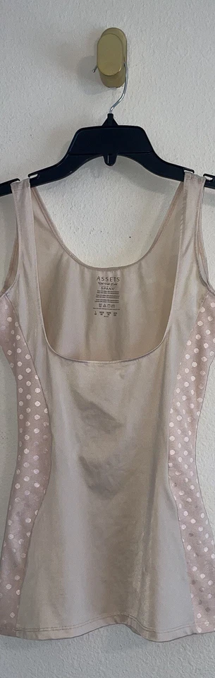 Regata feminina ASSETS Red Hot Label by SPANX Shapewear bolinhas G bege grande - Imagem 2 de 4