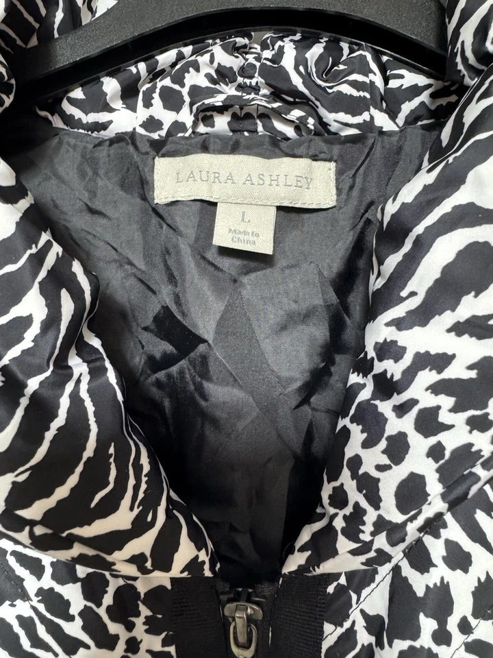 Chaleco sin mangas Laura Ashley negro blanco para mujer talla grande Foto 3 de 4