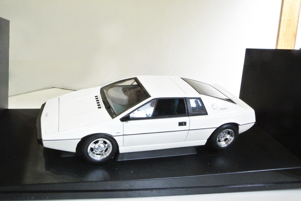 Autoart 1/18 Scale Lotus Esprit Type 79 007 James Bond Spy Autoart 1/18 Scale Lotus Esprit Type 79 007 James Bond Spy