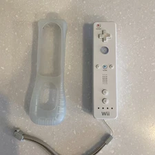 Nintendo Wii White motion plus Remote Controller With Slicone Skin Case