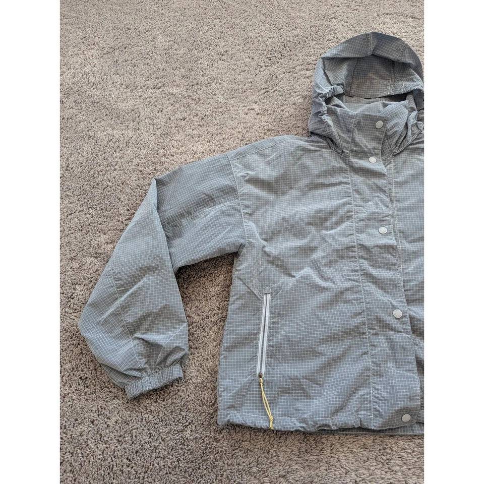 Chaqueta cortavientos The North Face para mujer mediana a presión gris a cuadros con capucha Foto 3 de 4