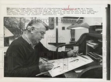 1976 Press Photo Cartoonist Mort Walker works on "Beetle Bailey" comic strip.