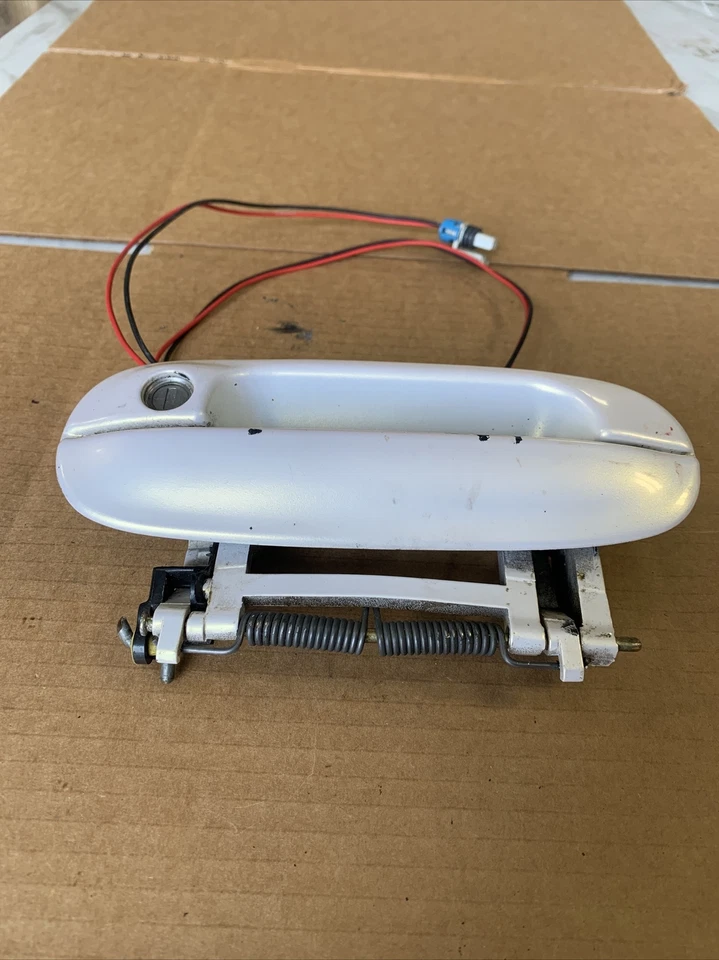 2003-2005 Cadillac DeVille передняя левая внешняя дверная ручка 20857749 цвет 93U - Изображение 2 из 4