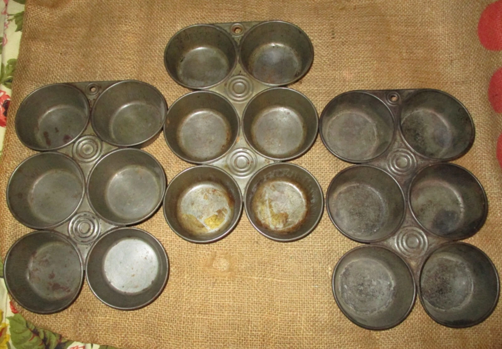 3 Vintage 1900s Tin Metal Cupcake Muffin Pan 6 cups w PATINA Primitive Farmhouse
Opens in a new wind