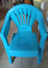 Sedia per Bambini in Plastica con Braccioli – 2 Colori (Blu o Rosso) – Leggera