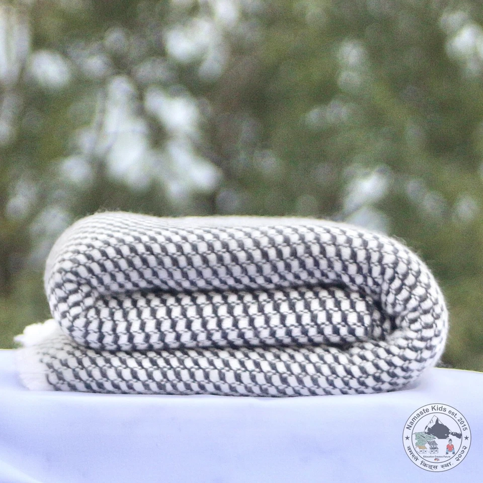Kaschmirdecke "Damak (दमक)" - handgearbeitet aus Nepal, Tagesdecke, Kuscheldecke - Bild 1 von 4