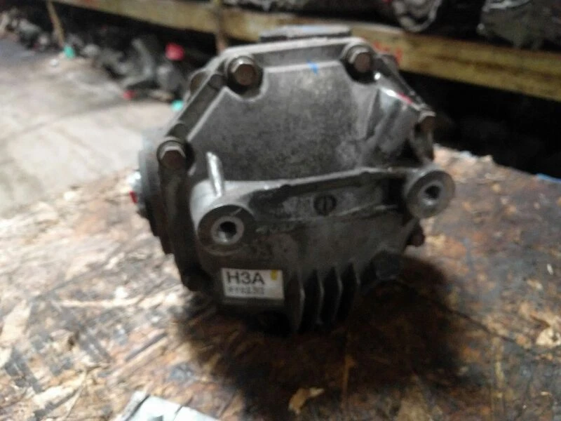 2004-2011 Mitsubishi Endeavor Rear Differential Carrier Assembly - Image 2 of 4