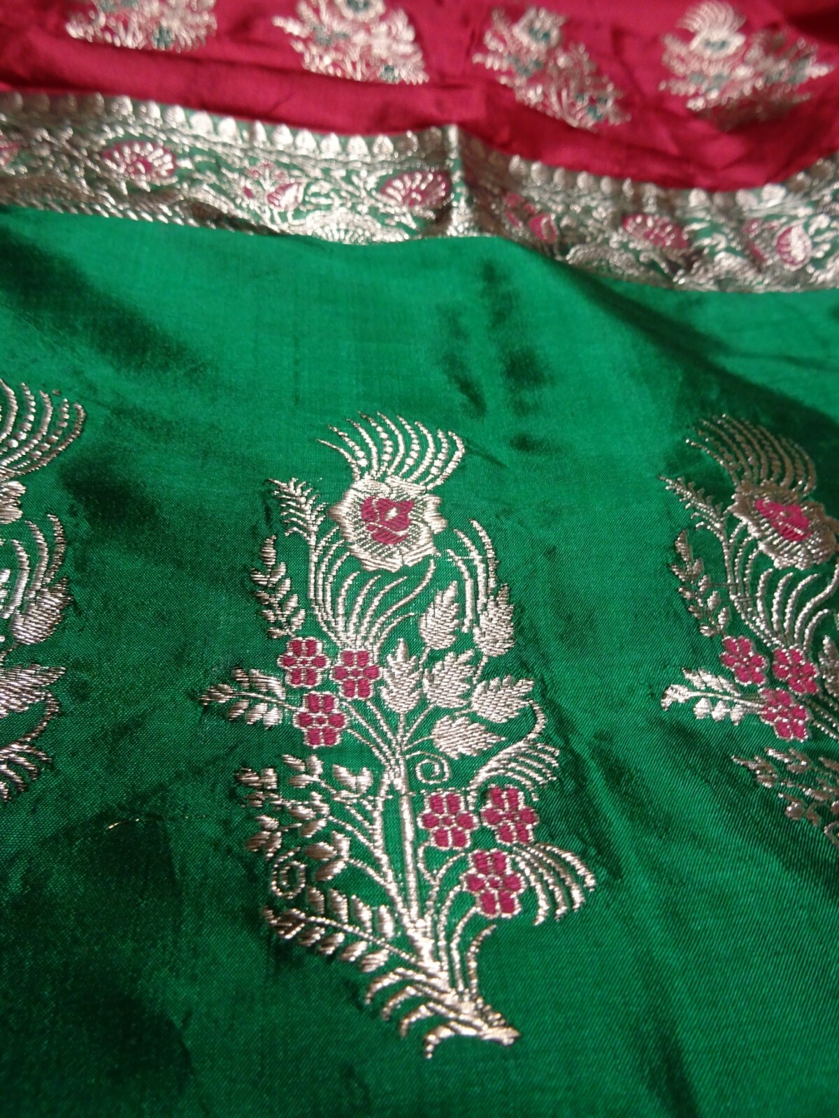 Soie rouge et vert trame argentée pour création de sari de mariage