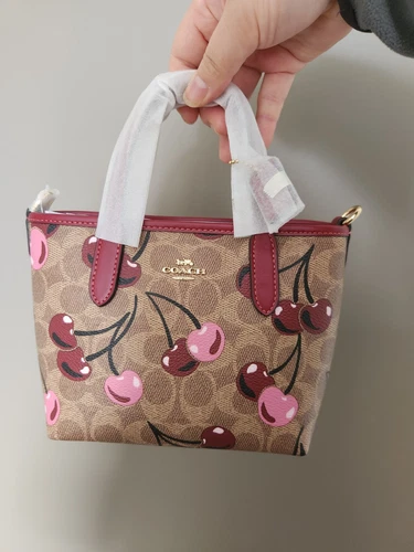 Mini borsa Coach City nuova con etichetta in tela firmata con stampa ciliegia CY737 ?