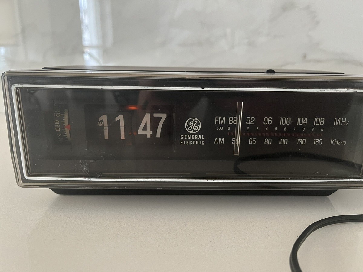 Vintage 1984 General Electric GE Flip AM FM Radio Alarm Clock 7