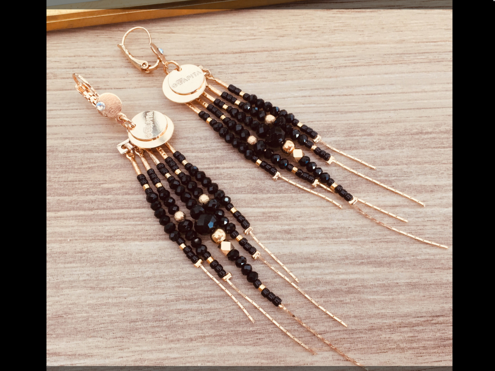Boucles d'oreilles GWAPITA modèle DIVA noir pour sublimer vos soirées