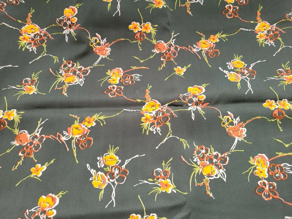 Tejido tejido jersey elástico vintage verde oscuro con estampado floral 1 pieza 46" de ancho x 2 yardas Foto 2 de 4