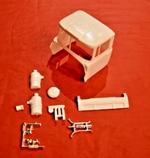 AMT Mack R685ST Cab Parts 1/25