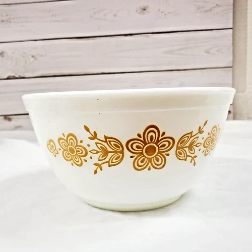 Pyrex Butterfly Gold #402 - 1 1/2 QT. Vtg Mixing Bowl