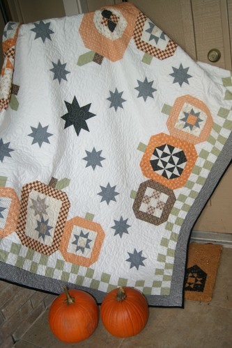 Moda PUMPKIN SQUARE LANE Quilt Kit ALL HALLOW'S EVE Fig Tree HALLOWEEN PUMPKINS - Picture 7 of 11