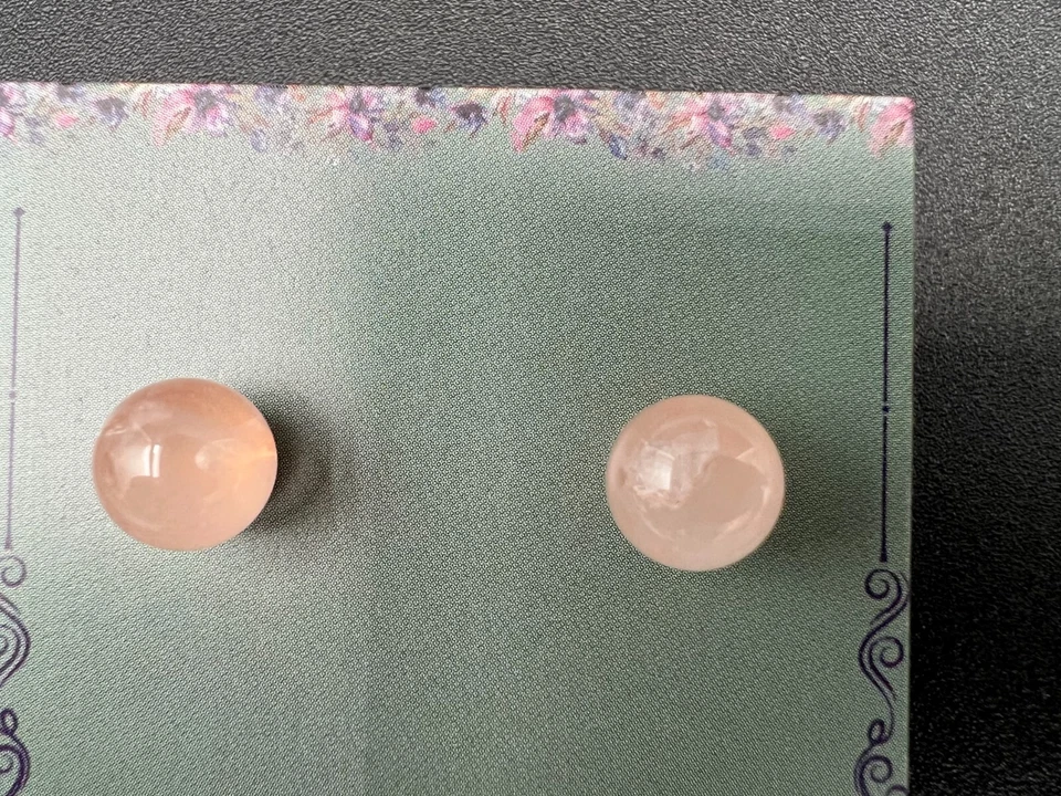 Aretes de bola de cuarzo rosa de 8 mm | Cierre de mariposa dorada | Joyería clásica Foto 2 de 4