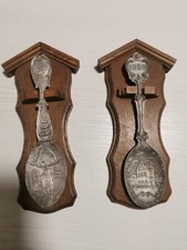 Sammler Zinnl&ouml;ffel auf Holzbrett