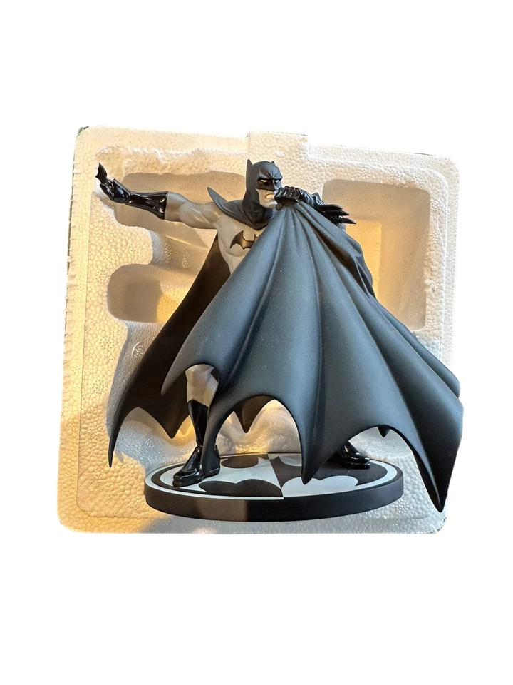 Batman Black and White - Andy Kubert statue - DC Direct 1711 / 4000 - Image 2 of 3
