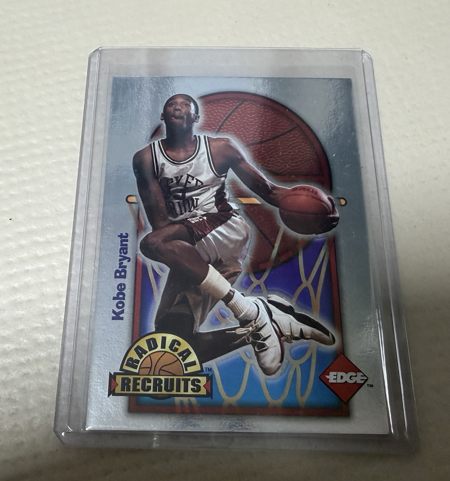 KOBE BRYANT 1996 COLLECTOR’S EDGE RADICAL RECRUITS 3588/6750 NO.3 RC