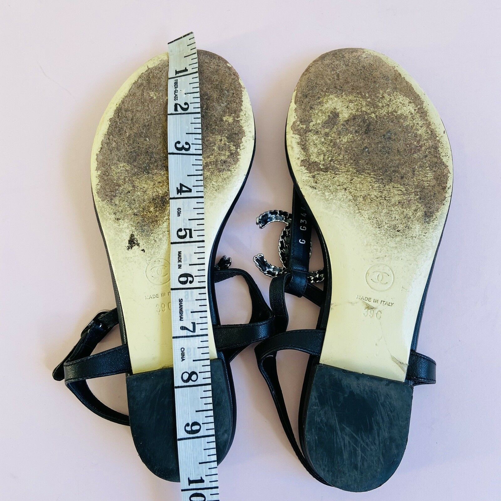Chanel Black EU 39 Flat Leather Thong Sandals Logo Chain RARE thumbnail 4